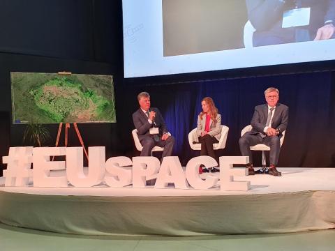 From left to right: Javier Gomez (ESSP), Carmen Aguilera (EUSPA), Jean-Marc Piéplu (EUSPA) From left to right: Javier Gomez (ESSP), Carmen Aguilera (EUSPA), Jean-Marc Piéplu (EUSPA)